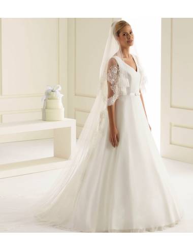 Velo de novia amantillado con borde de encaje